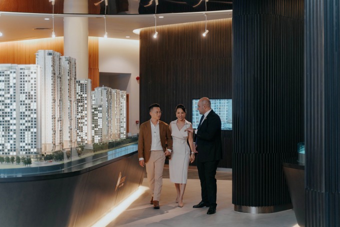 Gia đình Hoàng Bách trong chuyến ghé thăm nhà mẫu Masteri Centre Point mới đây. Ảnh: Masterise Homes
