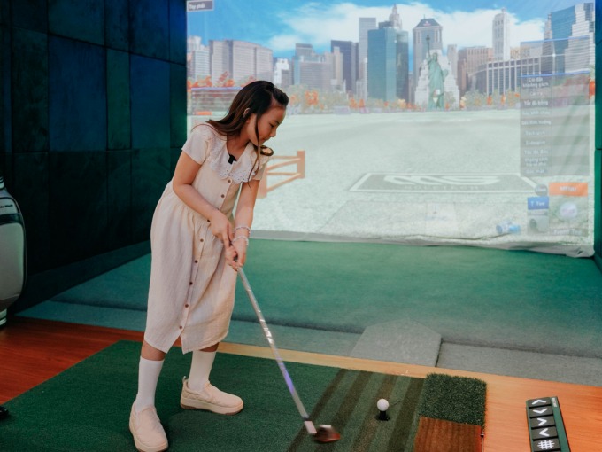 Bé Meo Meo - con gái Hoàng Bách hào hứng trải nghiệm Khu Virtual Sports. Ảnh: Masterise Homes