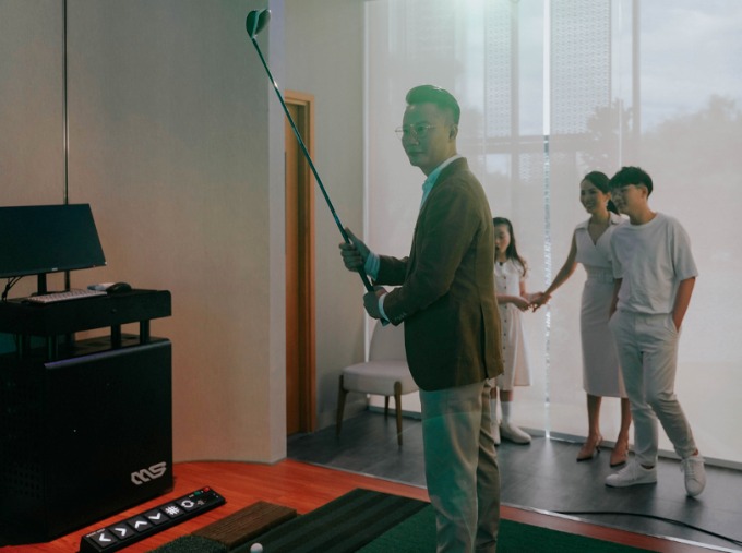 Gia đình ca sĩ Hoàng Bách trải nghiệm chơi golf tại khu thể thao thực tế ảo Virtual Sports. Ảnh: Masterise Homes